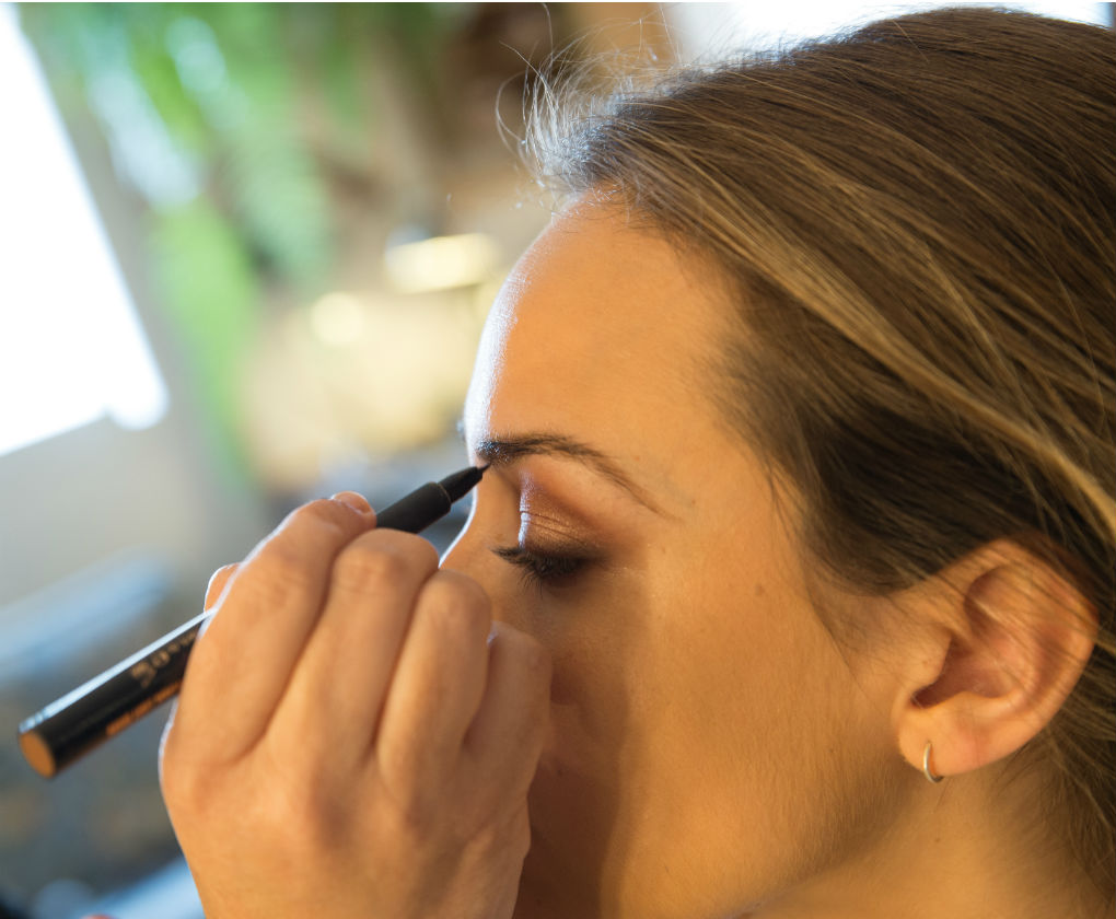 Paso a paso del maquillaje de día (natural clásico) para vestir de flamenca en la feria de Sevilla creado por Líbero (Quino Amador y Patricia Franco). Foto: Laura Álvarez