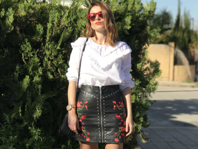 Flores y volantes en un look de calle