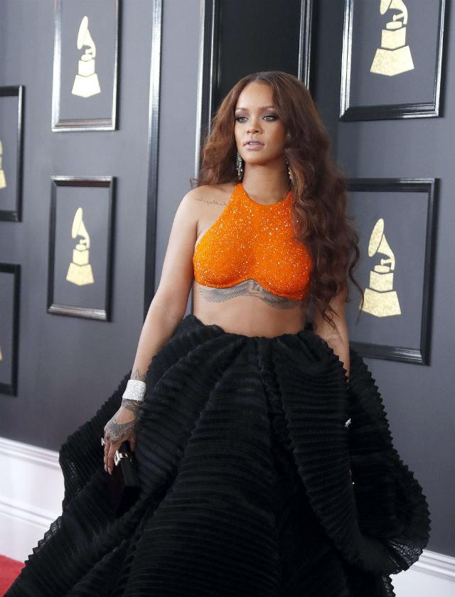 Rihanna es una de las famosas que lleva el pelo más largo actualmente. Foto: EFE