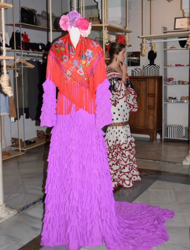 Showroom de trajes de flamenca en Libélula Shop en 2017