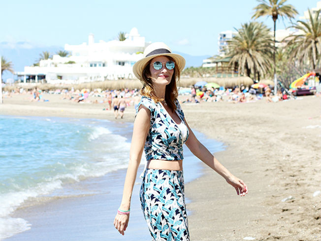 La clave para acertar con un total look de estampado tropical