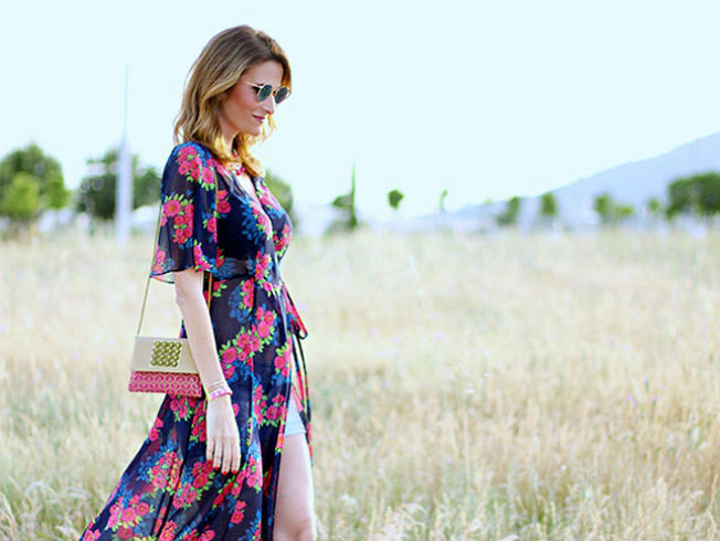 Cómo llevar un vestido batín de tejido transparente