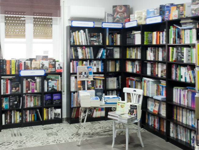 Las librerías no mueren del todo en Sevilla