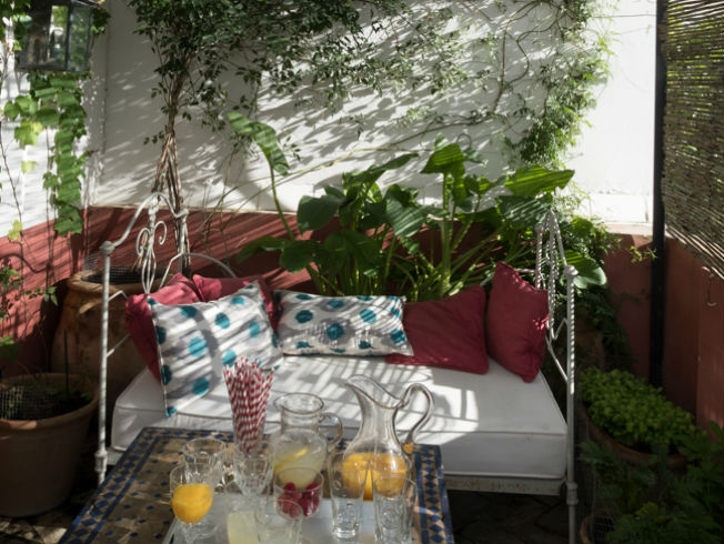 Elementos indispensables para decorar una terraza en Sevilla