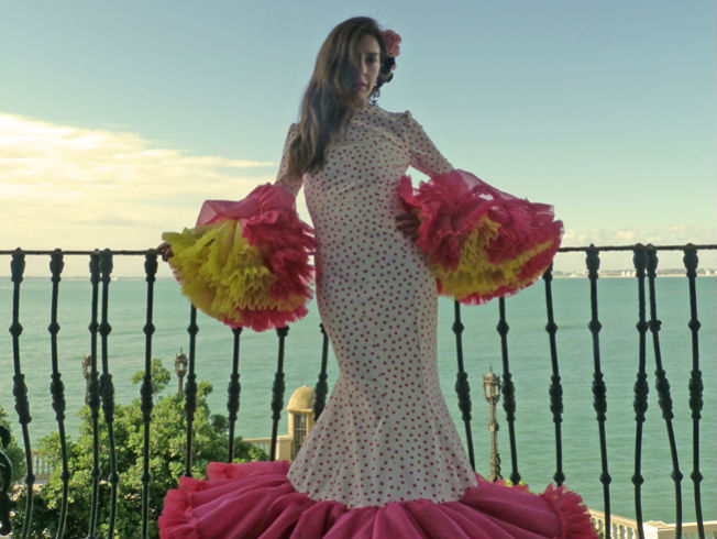 ¿Cómo renovar el traje de flamenca sin caer en el esperpento?