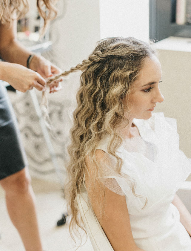 Paso a paso de peinado para novias 2017-2018 de Ana Espejo. Foto: Lucía Cherubina