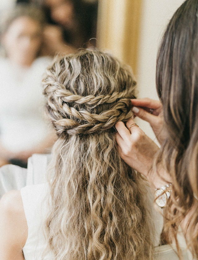 Paso a paso de peinado para novias 2017-2018 de Ana Espejo. Foto: Lucía Cherubina