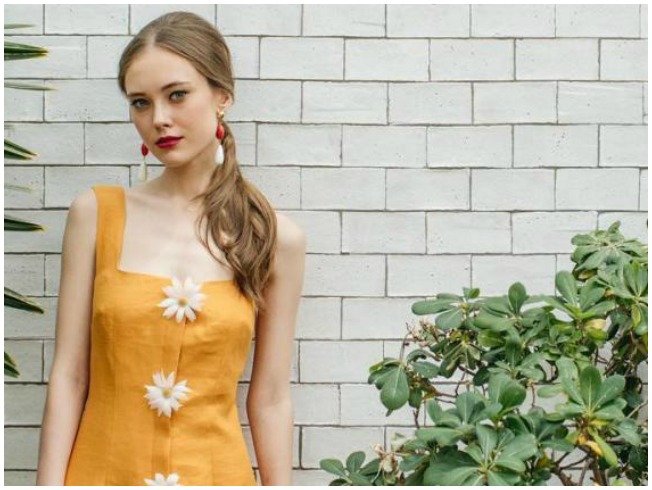 El amarillo tiñe el vestido de Guateque By Sofía Delgado