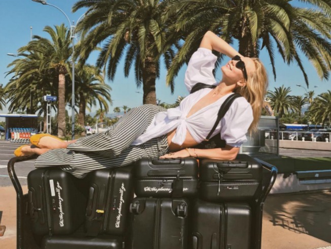 Así lleva Karlie Kloss la camisa blanca