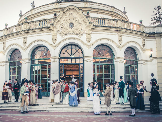 Un auténtico baile de Regencia en el Casino de la Exposición de Sevilla