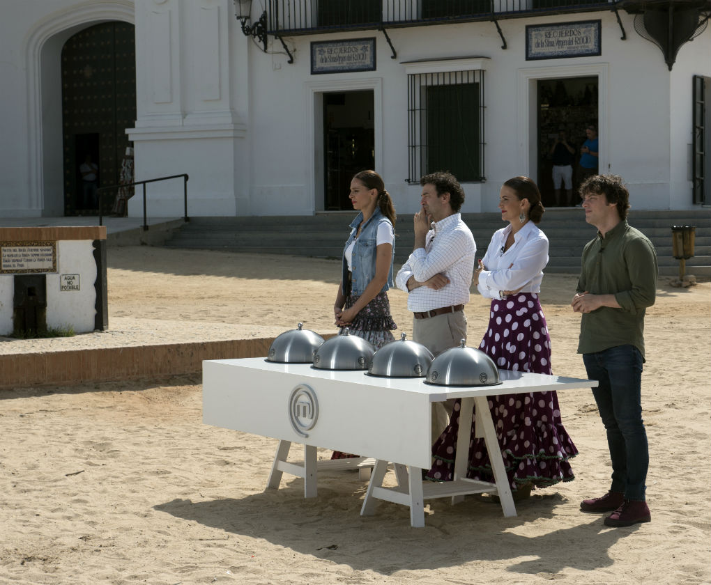 Masterchef Celebrity 2 celebra una de sus pruebas justo delante de la ermita del Rocío con Eva González y Samantha vestidas de rocieras. Foto: Masterchef Celebrity