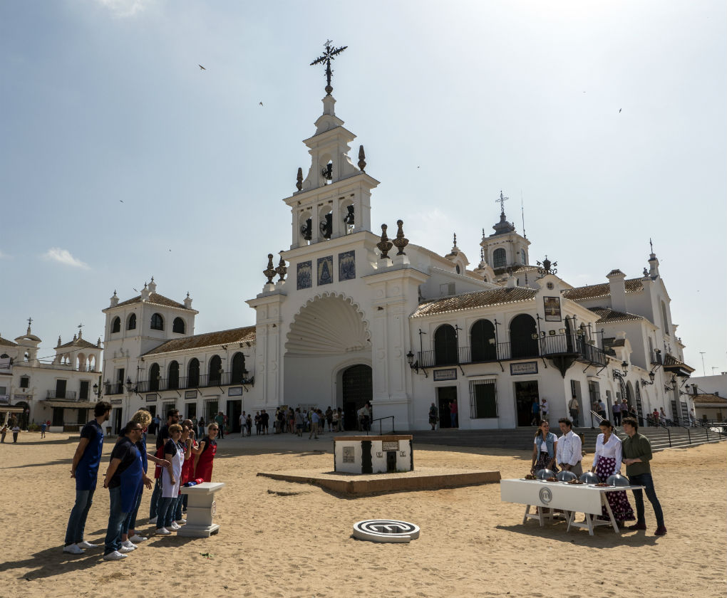 Masterchef Celebrity 2 celebra una de sus pruebas justo delante de la ermita del Rocío con Eva González y Samantha vestidas de rocieras. Foto: Masterchef Celebrity
