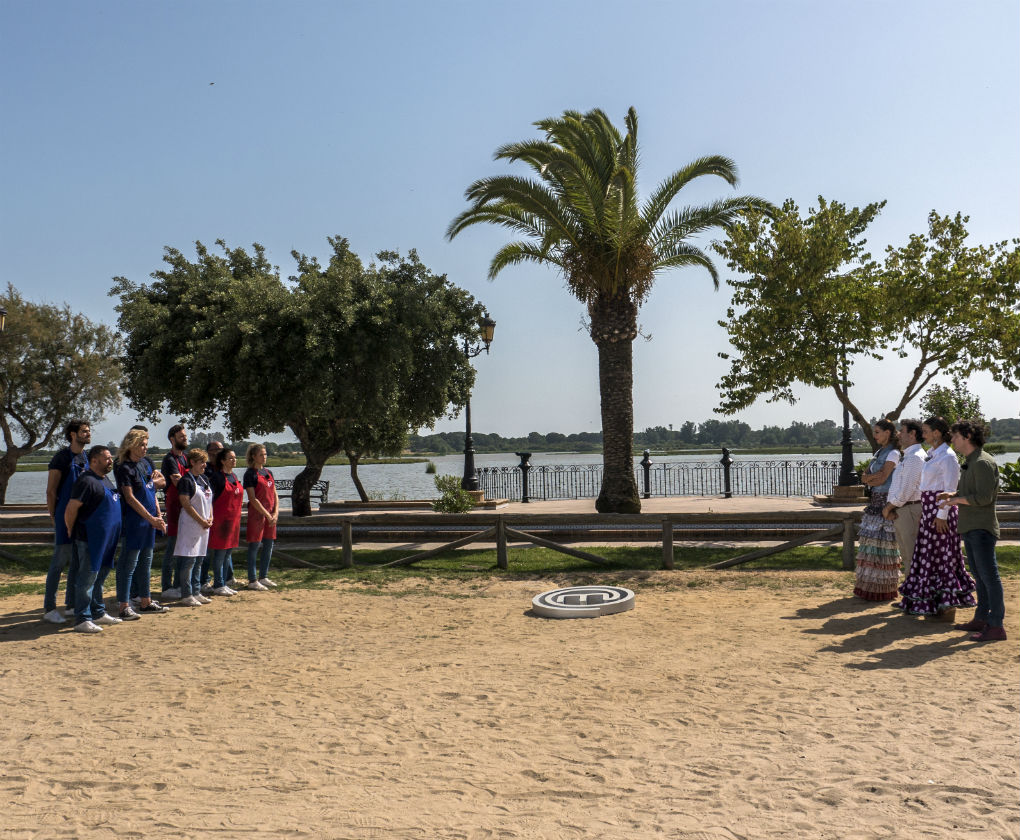 Masterchef Celebrity 2 celebra una de sus pruebas justo delante de la ermita del Rocío con Eva González y Samantha vestidas de rocieras. Foto: Masterchef Celebrity