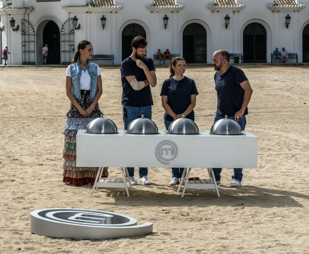 Masterchef Celebrity 2 celebra una de sus pruebas justo delante de la ermita del Rocío con Eva González y Samantha vestidas de rocieras. Foto: Masterchef Celebrity