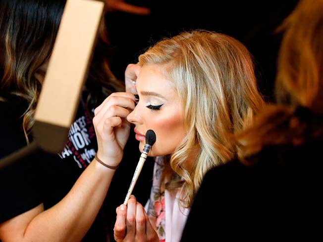 Desfile de Victoria’s Secret 2017: look natural y ultrafemenino
