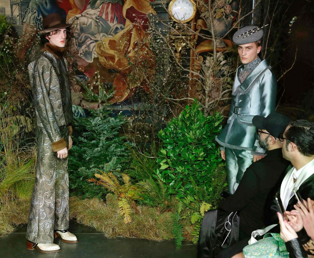 Desfile de Palomo Spain con sombreros y tocados de Tolentino en París. Foto: AFP