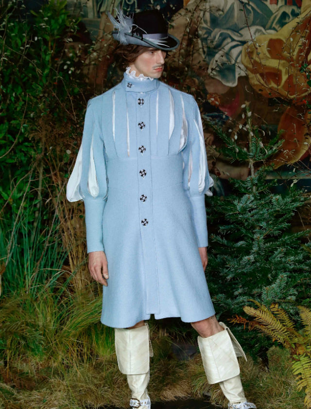 Desfile de Palomo Spain con sombreros y tocados de Tolentino en París. Foto: AFP