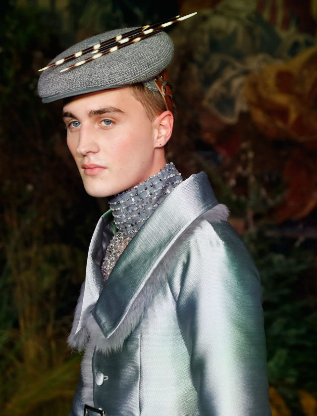 Desfile de Palomo Spain con sombreros y tocados de Tolentino en París. Foto: AFP