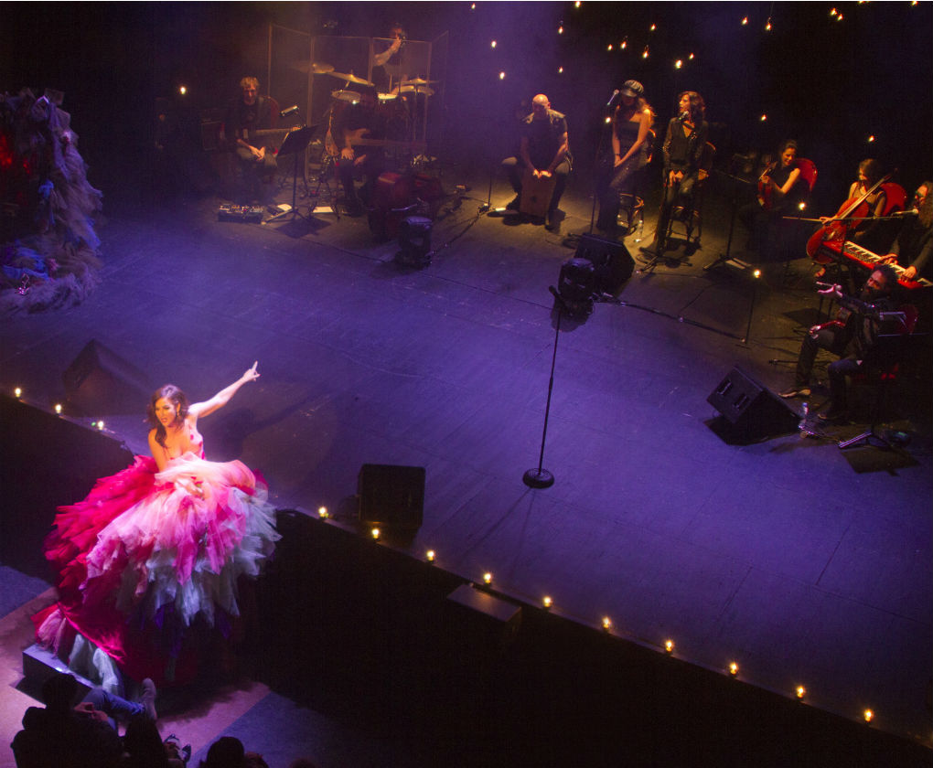Belén López en su espectáculo Desconcierto con vestuario de Iván Campaña. Foto: Stephen W. Thomson