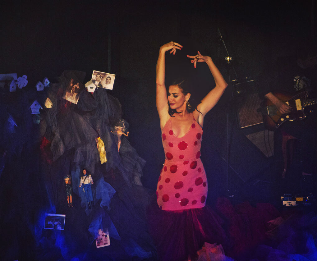 Belén López en su espectáculo Desconcierto con vestuario de Iván Campaña. Foto: Stephen W. Thomson