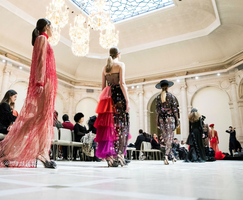 Desfile de Juana Martín con su colección de moda flamenca 2018 homenaje a Camarón en París. Foto: EFE