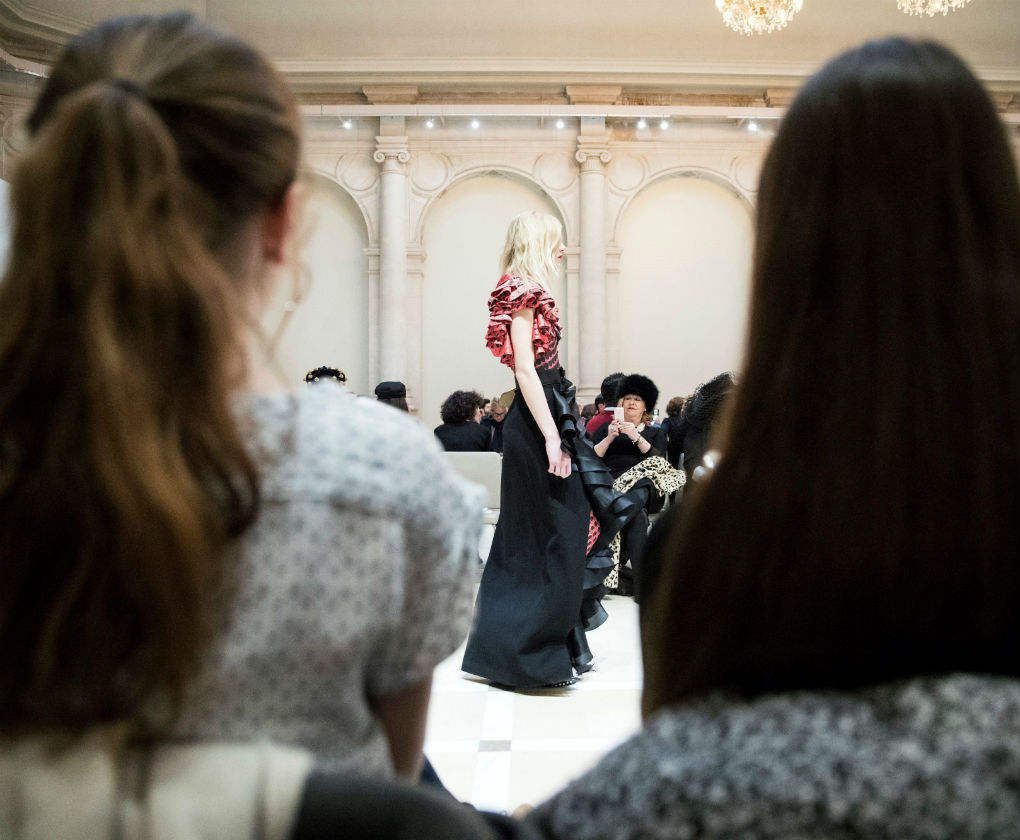 Desfile de Juana Martín con su colección de moda flamenca 2018 homenaje a Camarón en París. Foto: EFE