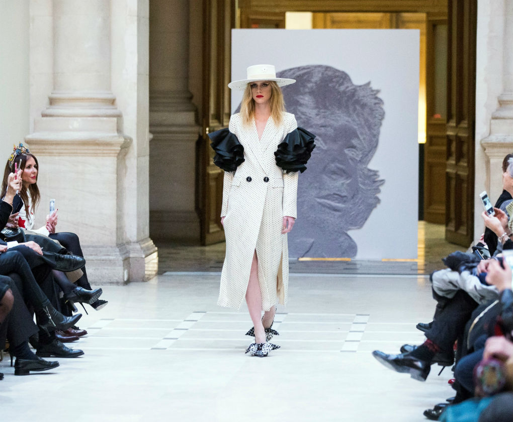 Desfile de Juana Martín con su colección de moda flamenca 2018 homenaje a Camarón en París. Foto: EFE