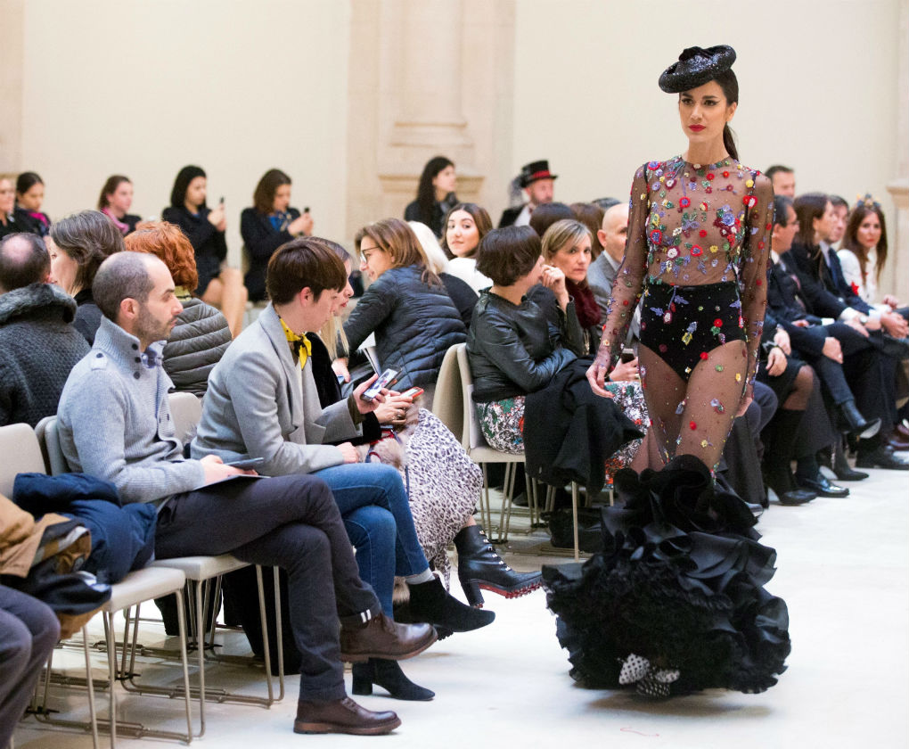 Desfile de Juana Martín con su colección de moda flamenca 2018 homenaje a Camarón en París. Foto: EFE