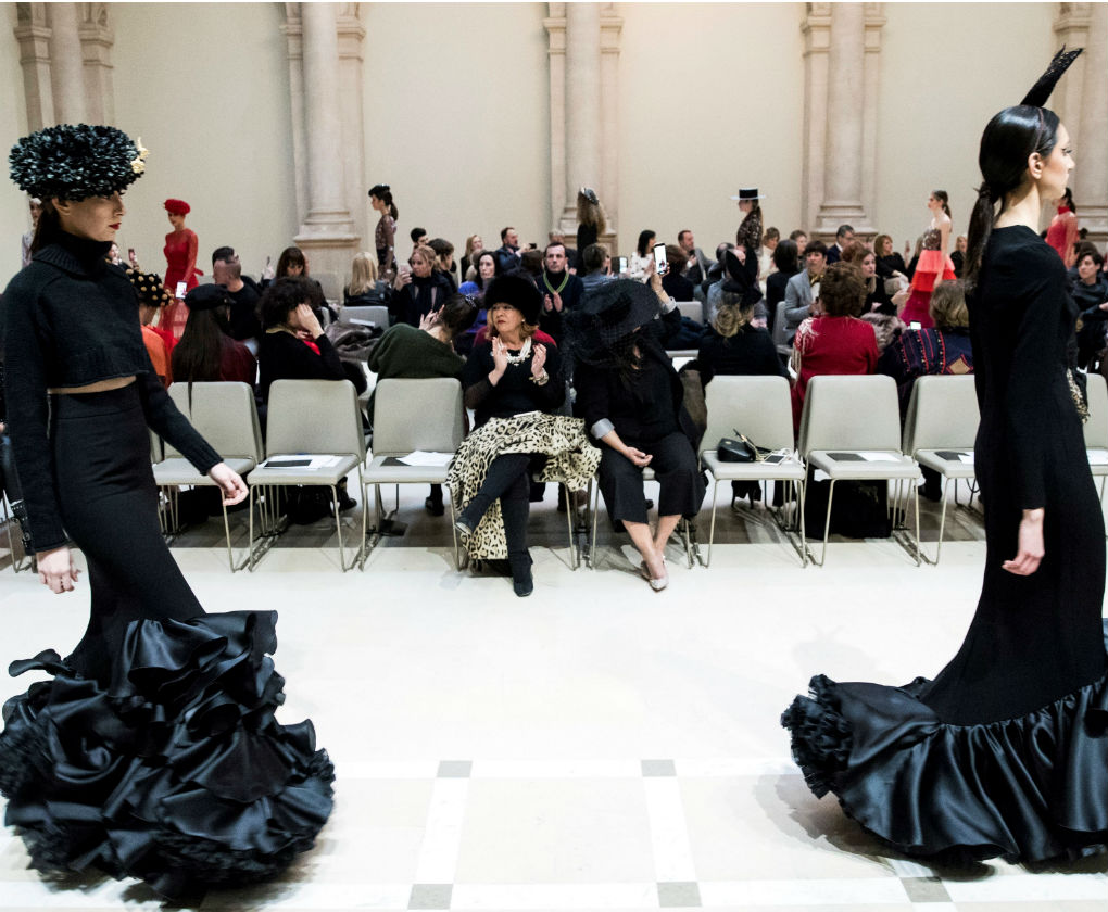 Desfile de Juana Martín con su colección de moda flamenca 2018 homenaje a Camarón en París. Foto: EFE