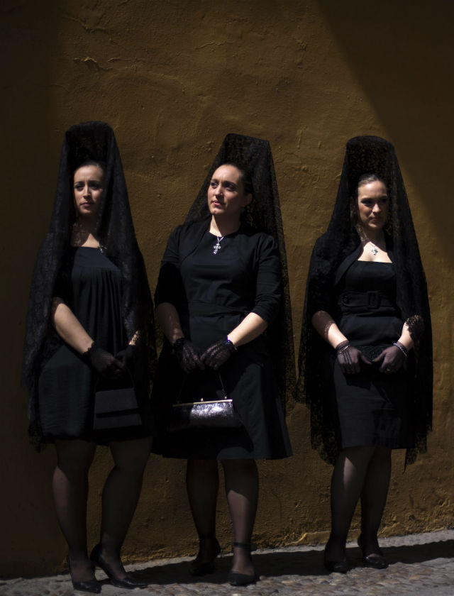 Mujeres vestidas en mantilla en Sevilla