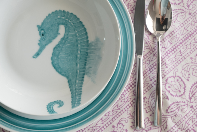 Corales y tesoros para una mesa con vajilla pintada a mano