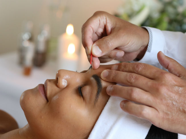 John Tsagaris, el gurú de la acupuntura facial, visita Sevilla