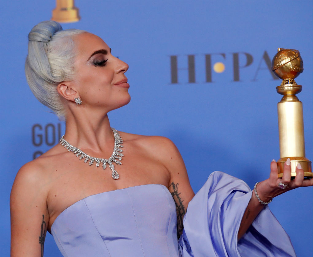¿Quieres llevar el pelo azul como Lady Gaga en los Globos de Oro 2019? Foto: AFP
