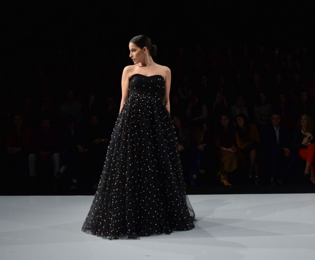 Desfile de Rocío Osorno con vestidos de fiesta para invitadas. Foto: RP