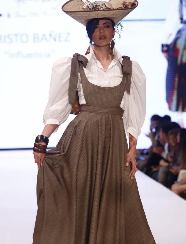 Desfile de Cristo Báñez en la pasarela Doñana D`Flamenca 2019 con la colección Influencia. Foto: Chema Soler