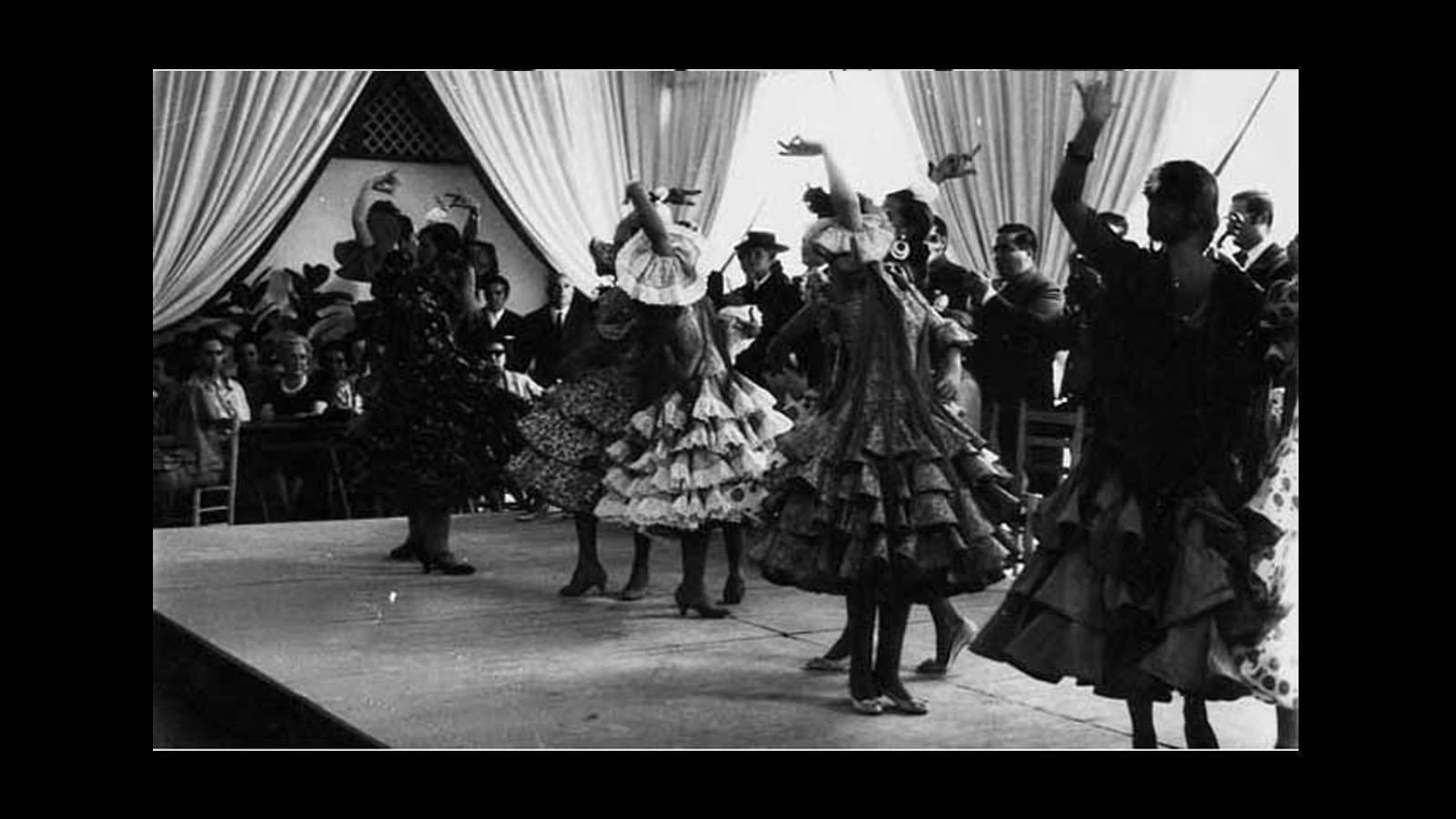 Moda flamenca: así se ha vestido la sevillana a lo largo de la historia. Fotografía del archivo de ABC de Sevilla de la década de los 50-60