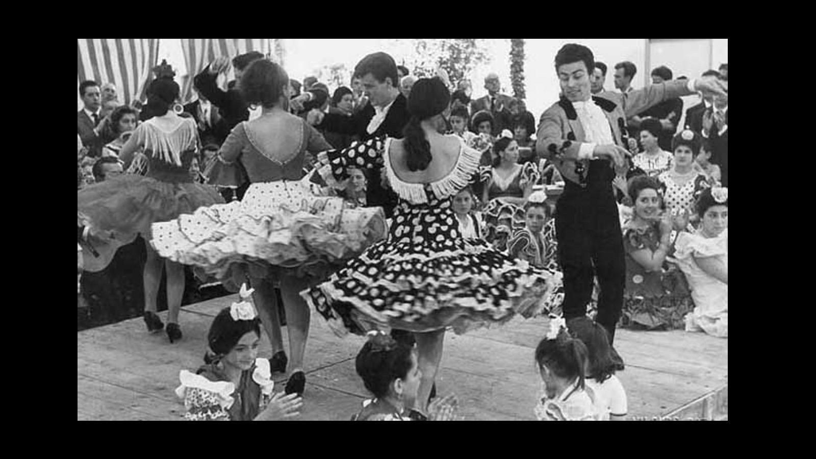 Moda flamenca: así se ha vestido la sevillana a lo largo de la historia. Fotografía del archivo de ABC de Sevilla de la década de los 50-60