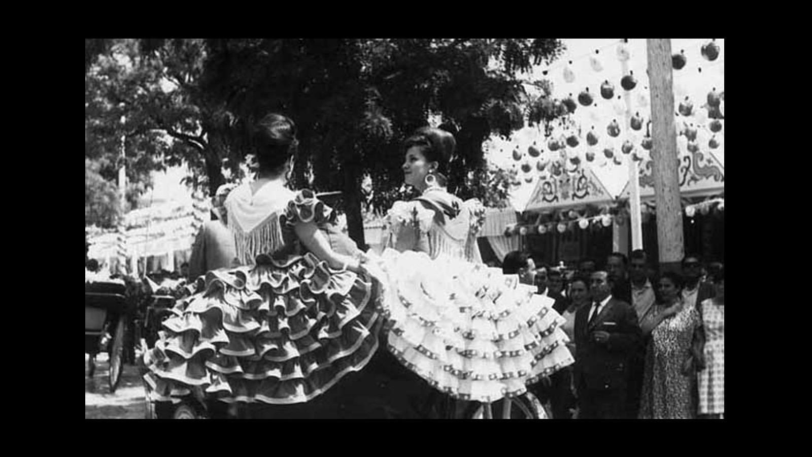 Moda flamenca: así se ha vestido la sevillana a lo largo de la historia. Fotografía del archivo de ABC de Sevilla de la década de los 50-60