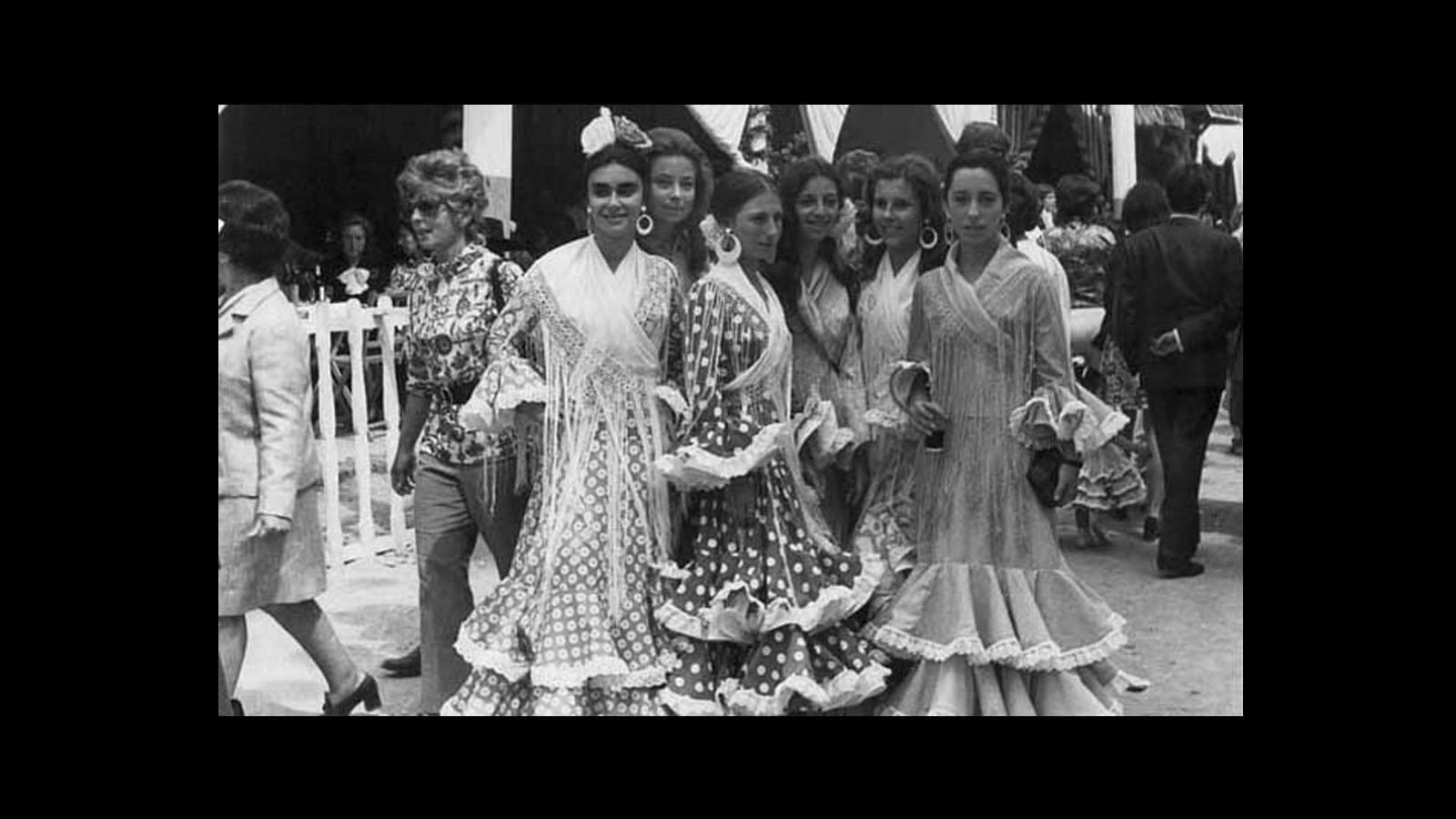 Moda flamenca: así se ha vestido la sevillana a lo largo de la historia. Fotografía del archivo de ABC de Sevilla de la década de los setenta