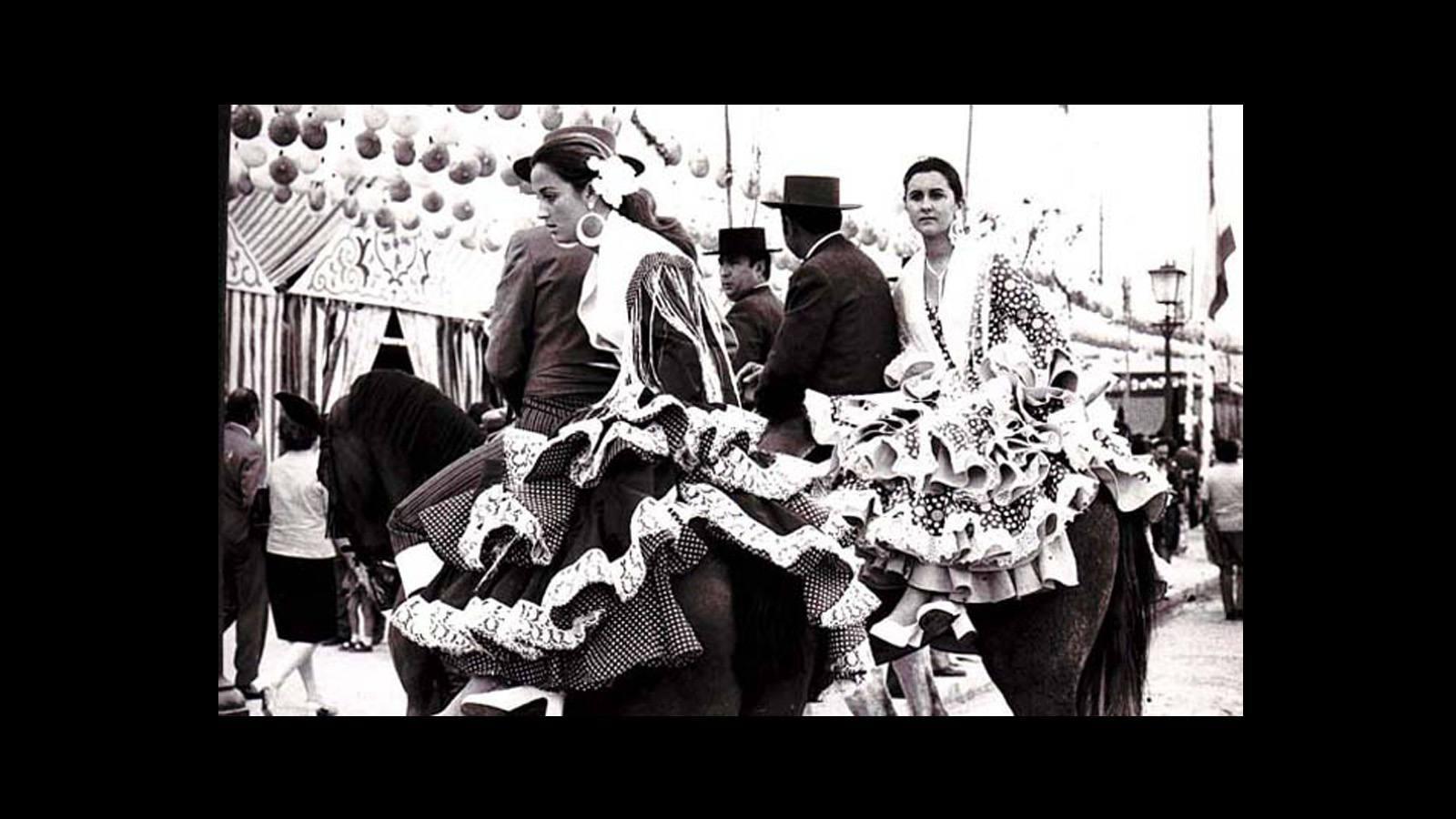 Moda flamenca: así se ha vestido la sevillana a lo largo de la historia. Fotografía del archivo de ABC de Sevilla de la década de los setenta