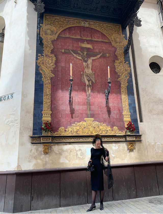 María de León se viste de mantilla el Jueves Santo 2019 en el Palacio de Lebrija. Foto: Tomás Muruaga