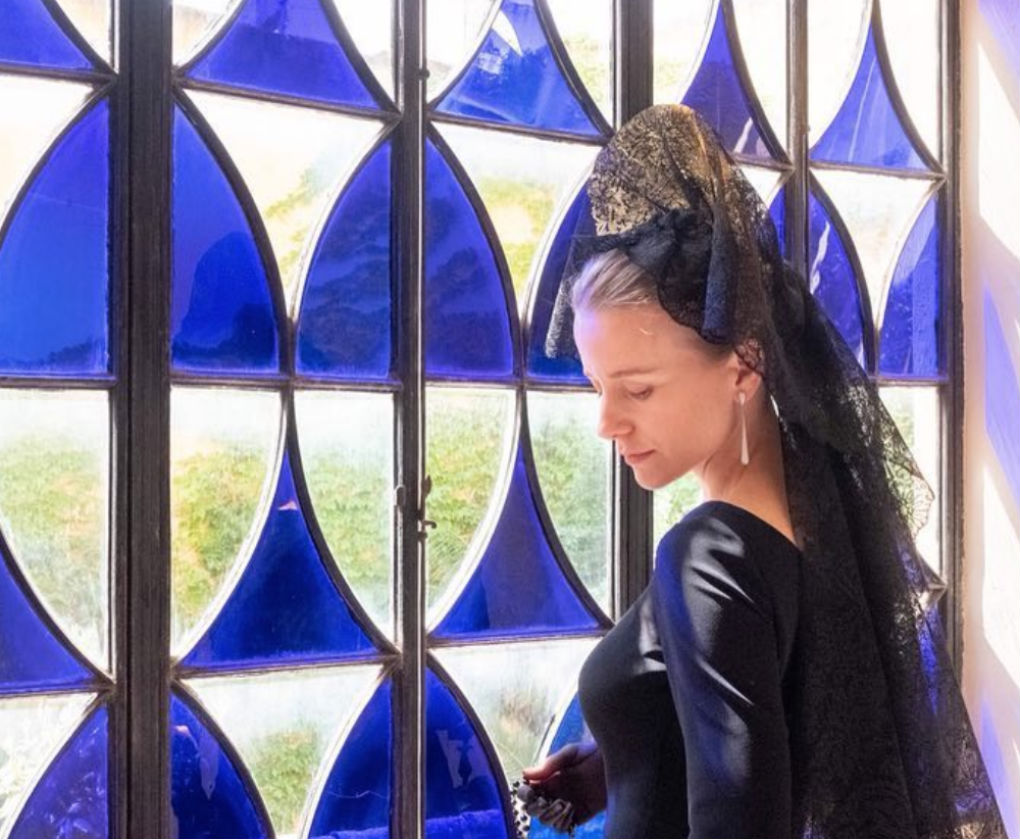María de León se viste de mantilla el Jueves Santo 2019 en el Palacio de Lebrija. Foto: Tomás Muruaga