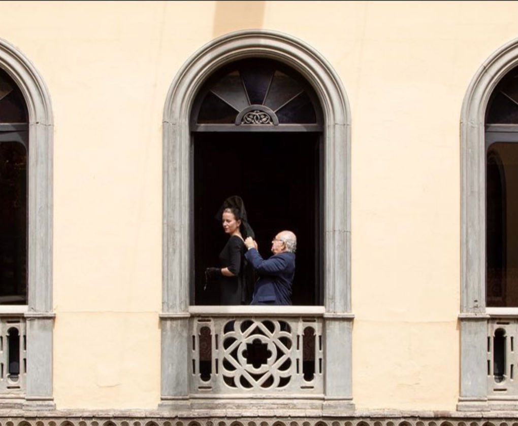 Tony Benítez ayuda a María de León a vestirse de mantilla el Jueves Santo 2019 en el Palacio de Lebrija. Foto: Tomás Muruaga