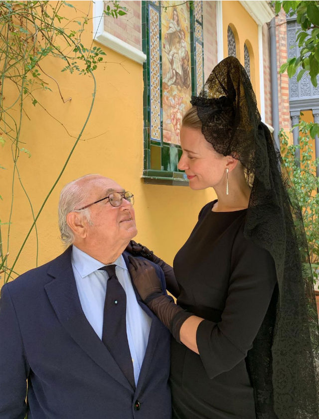 María de León se viste de mantilla el Jueves Santo 2019 en el Palacio de Lebrija. Foto: Tomás Muruaga