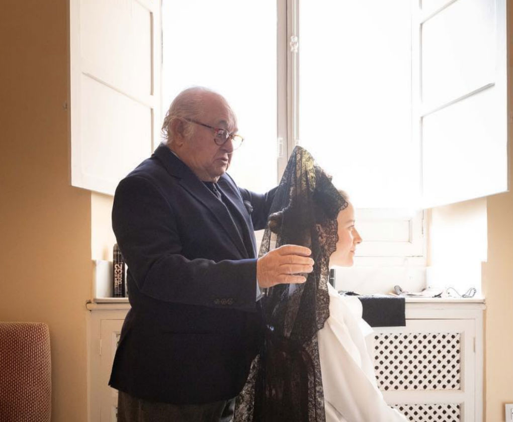 María de León se viste de mantilla el Jueves Santo 2019 en el Palacio de Lebrija. Foto: Tomás Muruaga