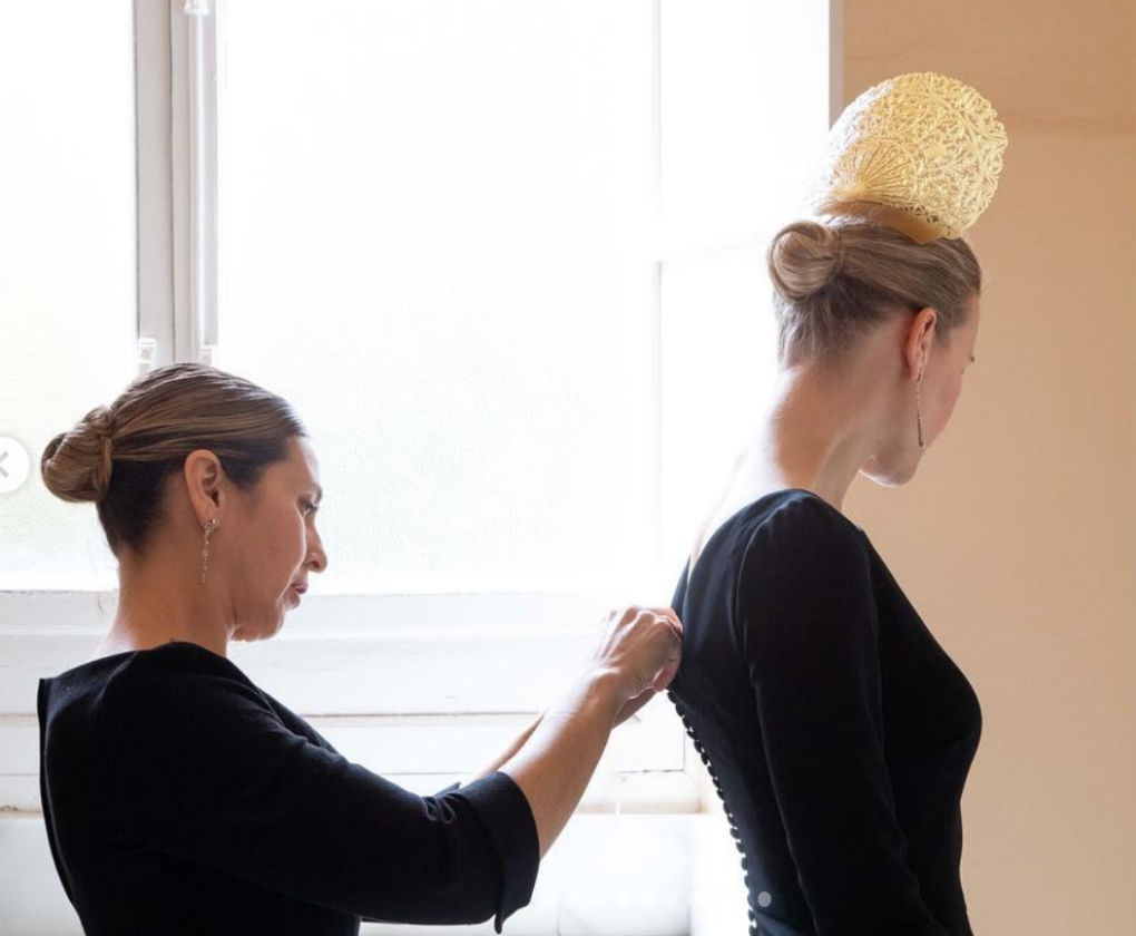 María de León se viste de mantilla el Jueves Santo 2019 en el Palacio de Lebrija. Foto: Tomás Muruaga