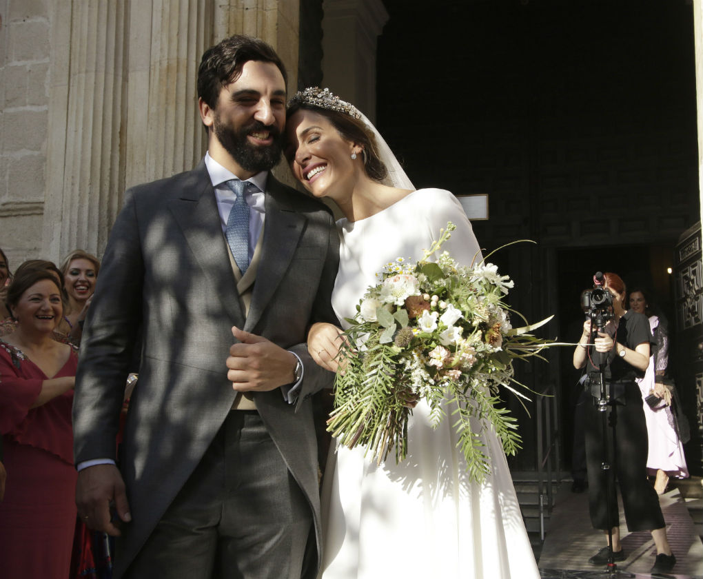 Los novios, Rocío Osorno y Coco Robatto, a su salida del Sagrario de la Catedral de Sevilla. Foto: Juan Flores