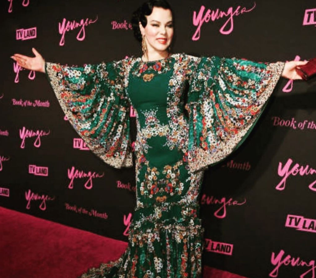 Debi Mazar con traje de flamenca de Carmen Acedo en la fiesta de la sexta temporada de Younger. Foto: @debimazar