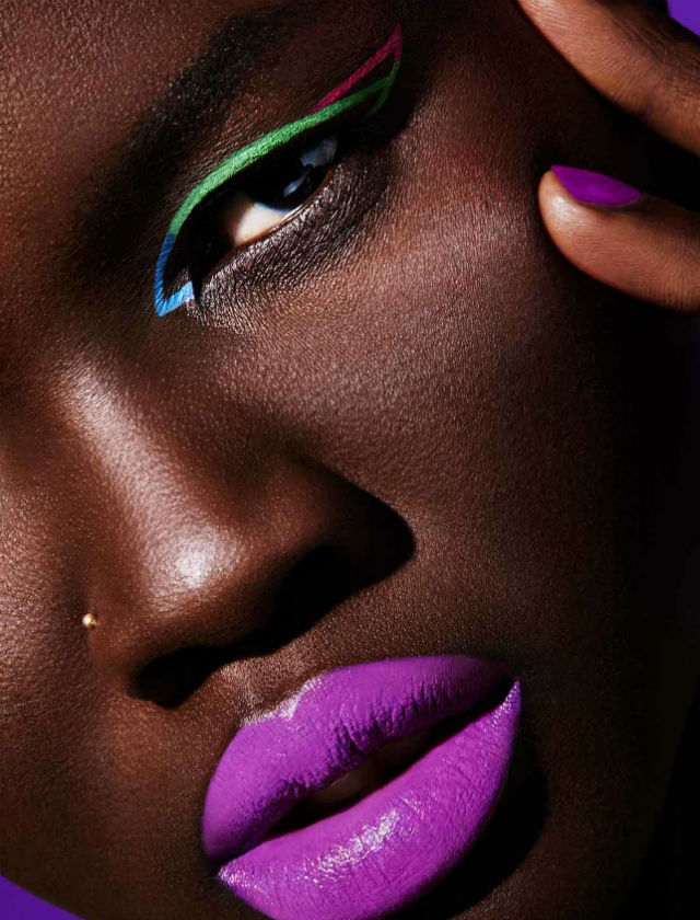 Forma de hacer el eyeliner multicolor de Fenty Beauty