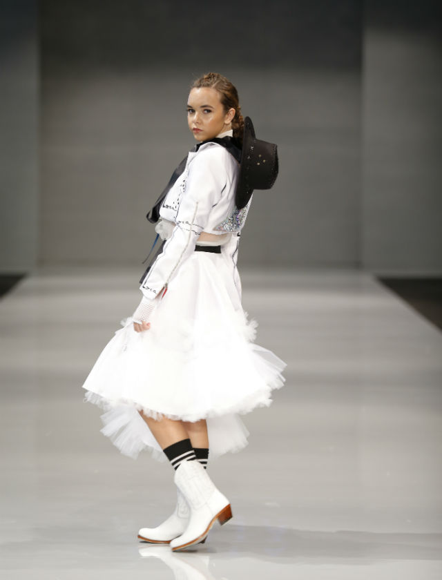 Desfile de Awita, ganadora de Code 41 Talent